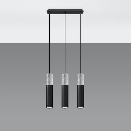 Suspension colonne béton et acier noir à trois cylindres alignés, vue rapprochée sur fond gris