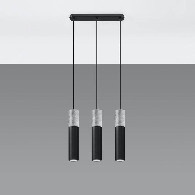 Suspension colonne béton et acier noir à trois cylindres alignés, vue rapprochée sur fond gris