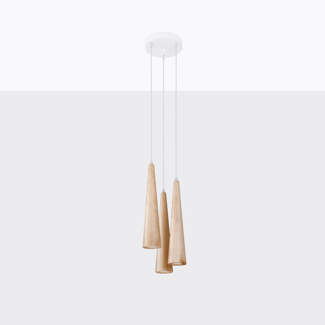 Suspension trois cônes en bois naturel allumés sur fond blanc, rosace ronde blanche
