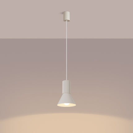 suspension cône à fût cannelé beige, lumière allumée