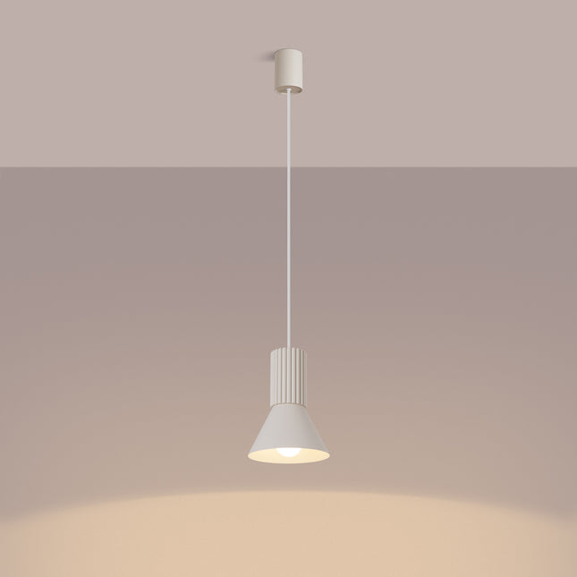 suspension cône à fût cannelé beige, lumière allumée