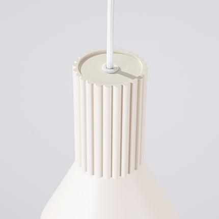suspension cône à fût cannelé beige, vue sur fond coloré