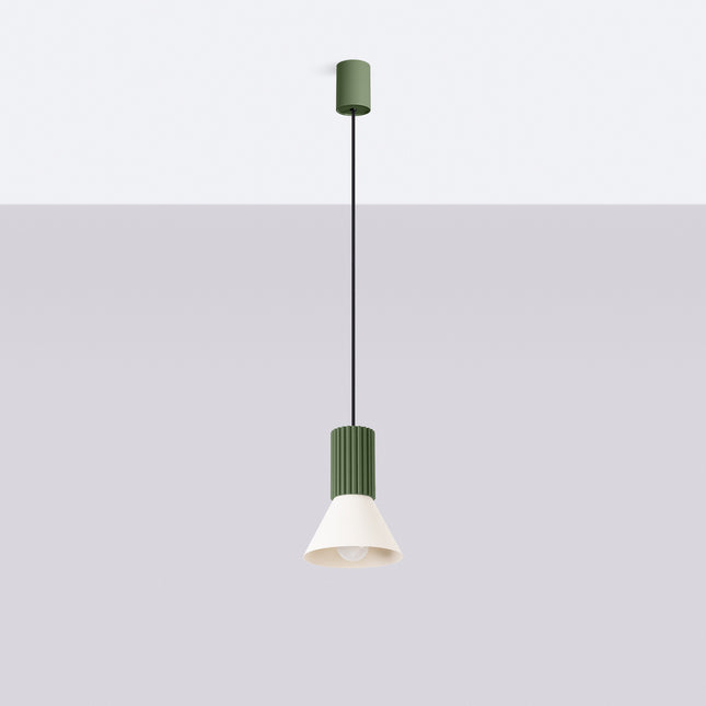 suspension cône beige à fût cannelé vert olive, vue en situation