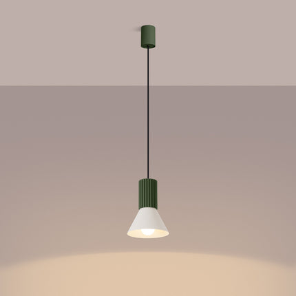 suspension cône beige à fût cannelé vert olive, lumière allumée