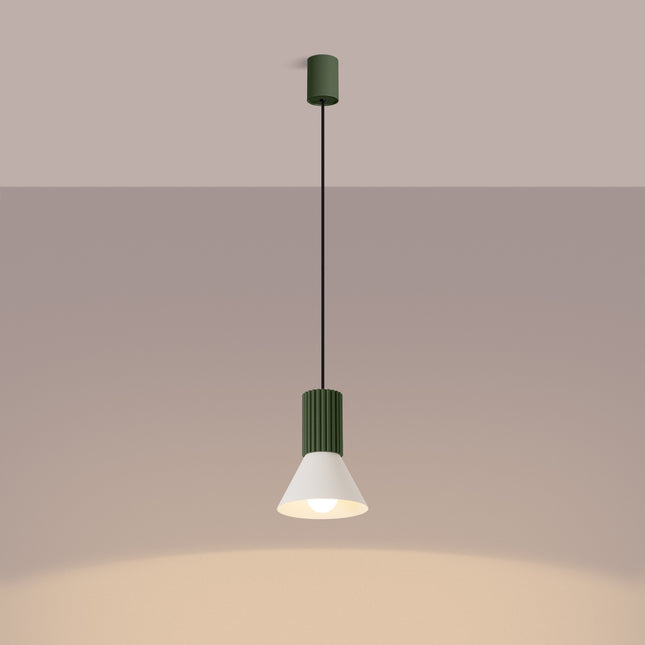 suspension cône beige à fût cannelé vert olive, lumière allumée