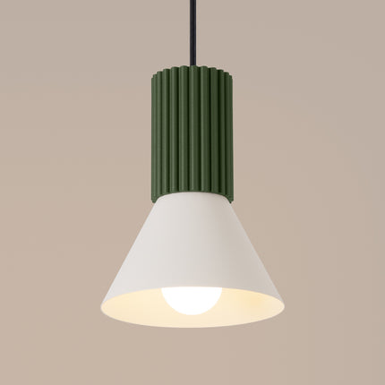 suspension cône beige à fût cannelé vert olive, vue de détail