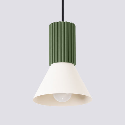 suspension cône beige à fût cannelé vert olive, packshot de trois quarts