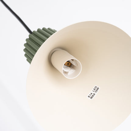 suspension cône beige à fût cannelé vert olive, détail de la matière