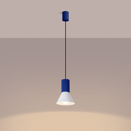 suspension cône blanc à fût cannelé bleu outremer, lumière allumée