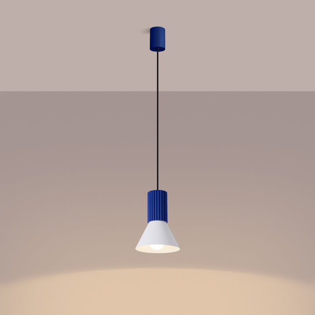 suspension cône blanc à fût cannelé bleu outremer, lumière allumée