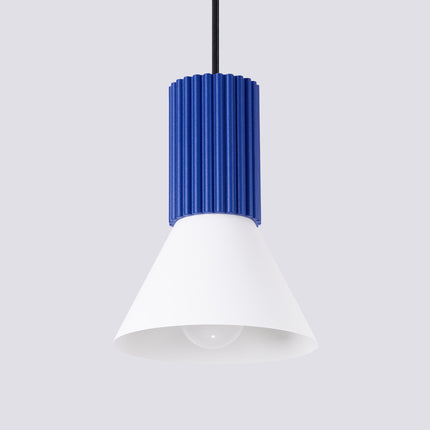suspension cône blanc à fût cannelé bleu outremer, packshot de trois quarts