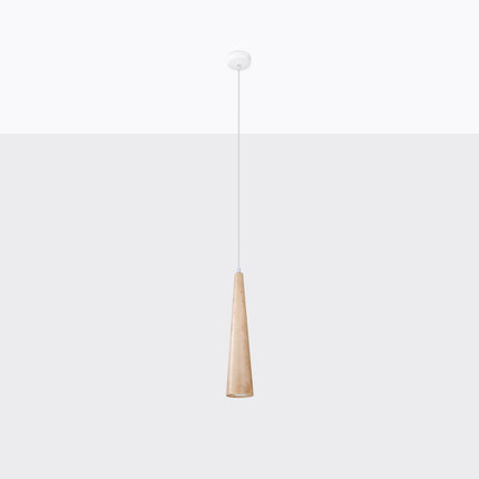 Suspension cône en bois naturel allumée sur fond blanc, forme effilée et abat-jour en bois