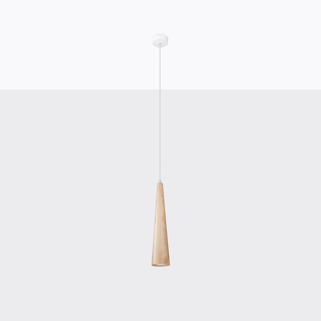 Suspension cône en bois naturel allumée sur fond blanc, forme effilée et abat-jour en bois