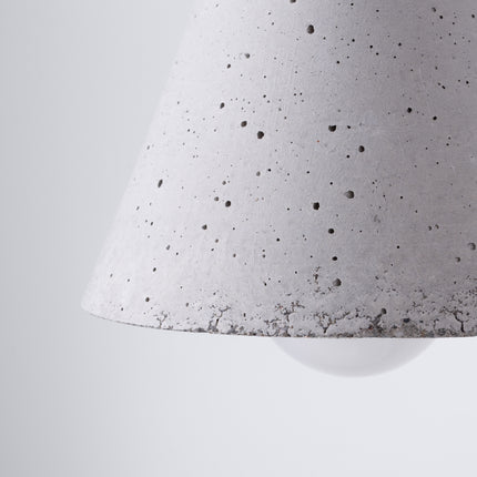 Détail de la texture brute du béton du cône, gros plan