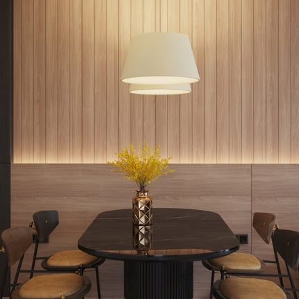 Suspension en tissu blanc au-dessus d'une table de salle a manger habillee de bois