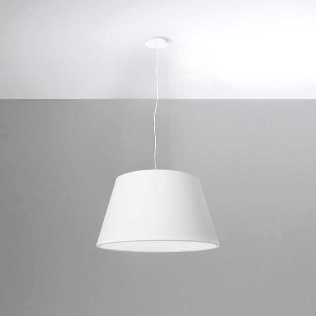 Suspension en tissu blanc suspendue à un cable depuis une rosace ronde au plafond