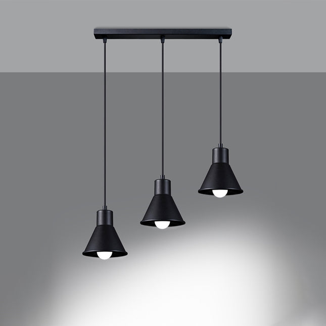 Vue de biais de la suspension conique noire 3 têtes, abat-jour en acier et douilles E27.
