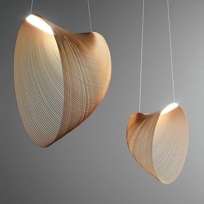 Suspension courbe en bambou au design moderne, idéale pour un éclairage intérieur naturel et apaisant.