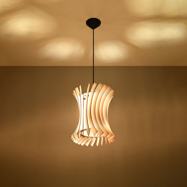 Suspension Courbe en Bois allumée, lumière filtrant à travers les lattes de bois