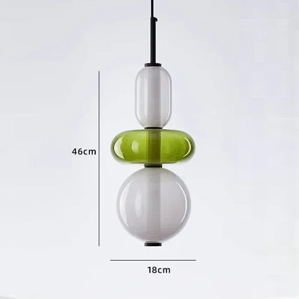 Suspension créative verre coloré empilé au-dessus d'un îlot de cuisine