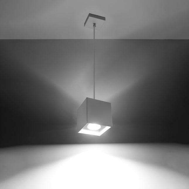 Suspension cube blanche éclairant un îlot de cuisine