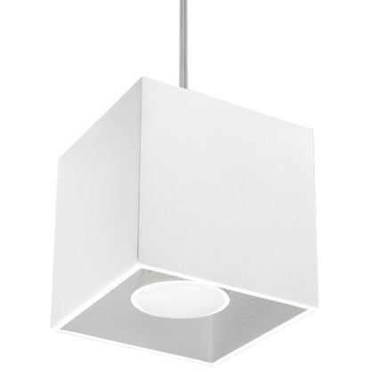 Suspension cube en aluminium blanc mat sur fond neutre