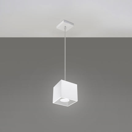 Suspension cube blanche au-dessus d'une table de salle à manger