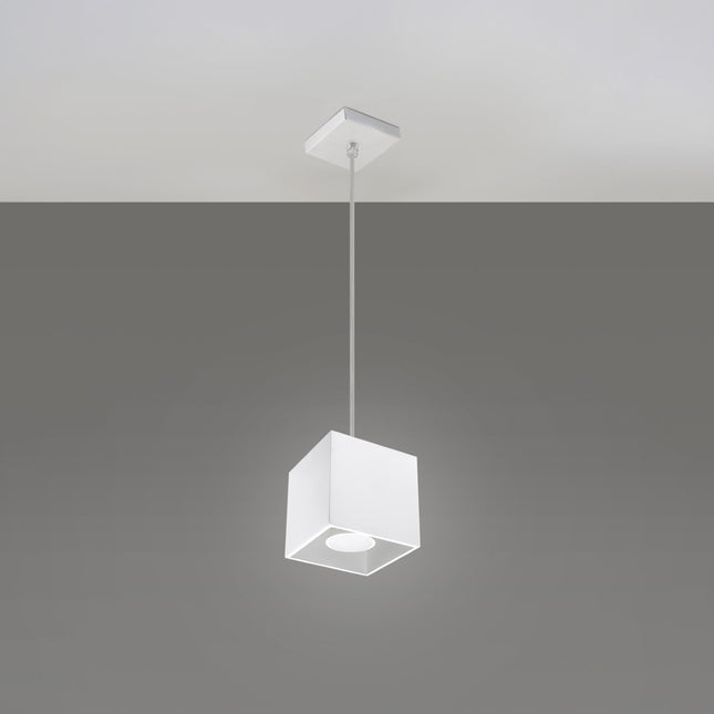Suspension cube blanche au-dessus d'une table de salle à manger