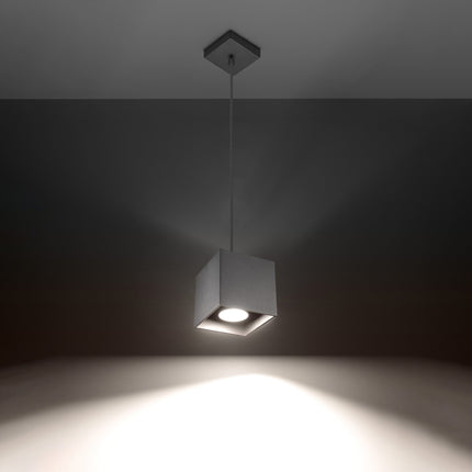 Suspension cube grise éclairant un îlot de cuisine
