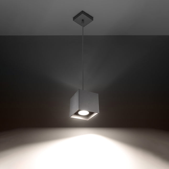 Suspension cube grise éclairant un îlot de cuisine