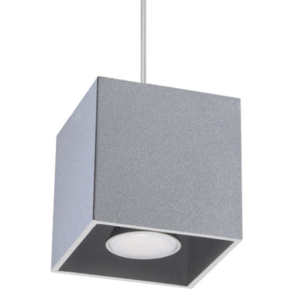 Suspension cube en aluminium gris mat sur fond neutre