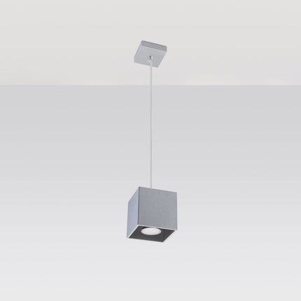 Suspension cube grise au-dessus d'une table de salle à manger