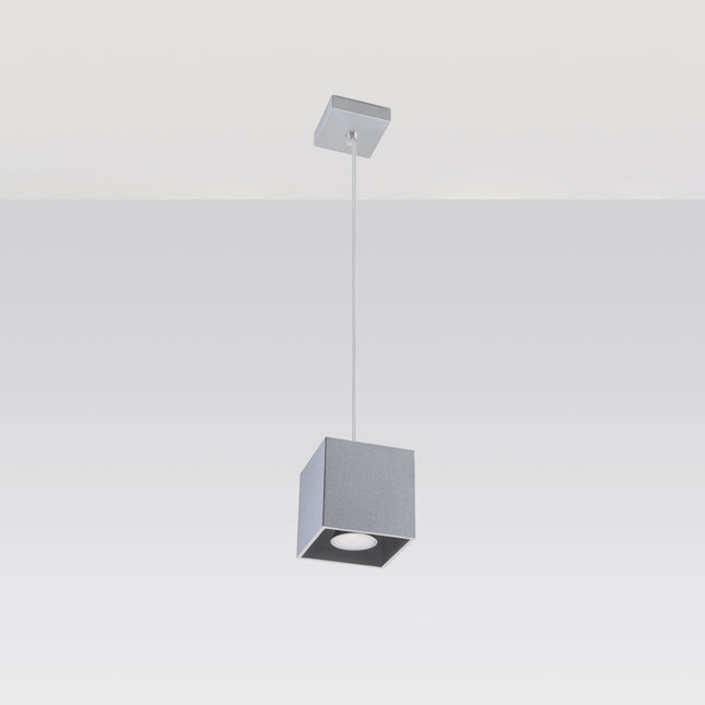 Suspension cube grise au-dessus d'une table de salle à manger