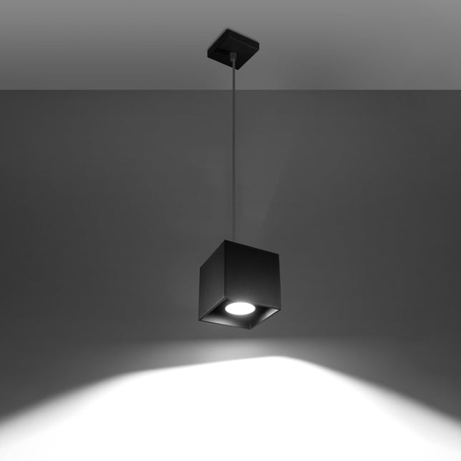 Suspension cube noire éclairant un îlot de cuisine