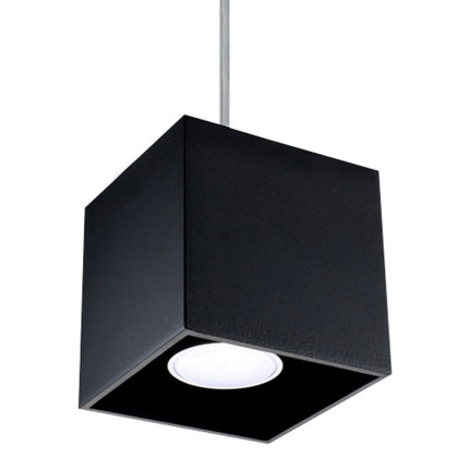 Suspension cube en aluminium noir mat sur fond neutre