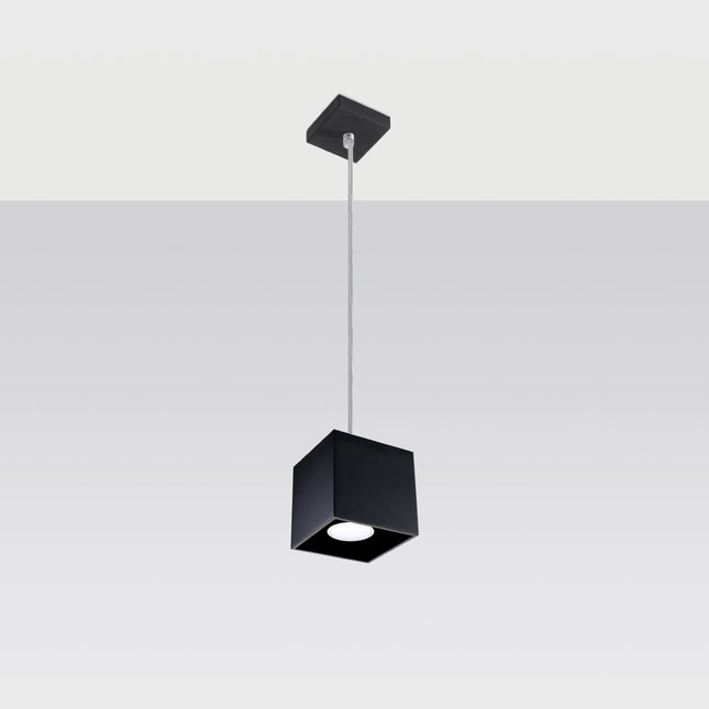 Suspension cube noire au-dessus d'une table de salle à manger