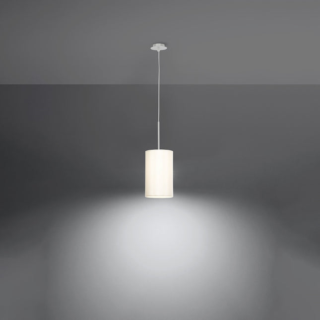 Suspension cylindre en tissu blanc allumée, lumière chaude diffusée vers le bas sur fond gris foncé