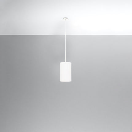 Suspension cylindre en tissu blanc suspendue à un câble, abat-jour tubulaire épuré sur fond gris