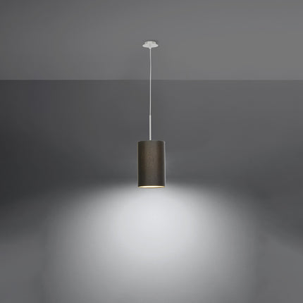 Suspension cylindre en tissu noir allumée, lumière chaude diffusée vers le bas sur fond gris foncé