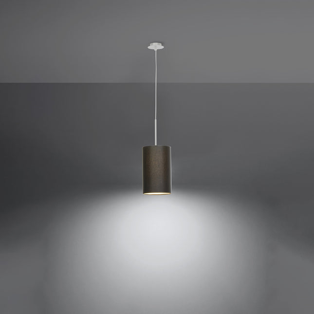 Suspension cylindre en tissu noir allumée, lumière chaude diffusée vers le bas sur fond gris foncé