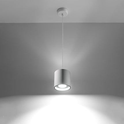 Suspension cylindrique blanche éclairant un îlot de cuisine