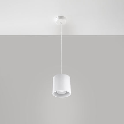 Suspension cylindrique blanche au-dessus d'une table de salle à manger