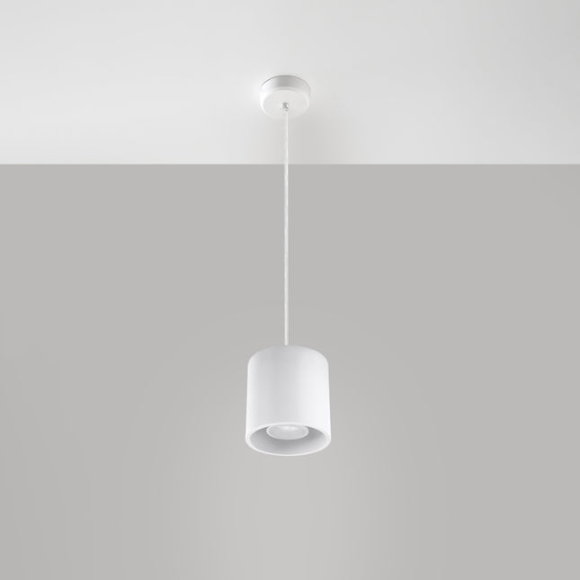 Suspension cylindrique blanche au-dessus d'une table de salle à manger