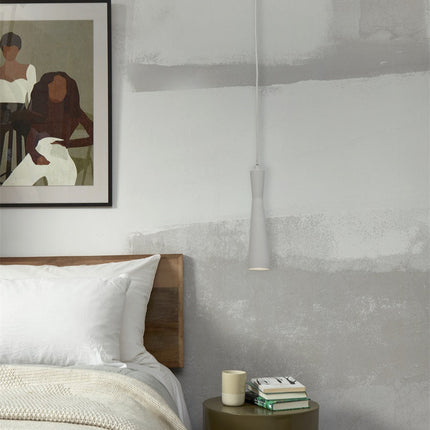 Suspension Bordeaux gris clair allumée au-dessus d'une table de chevet en chambre