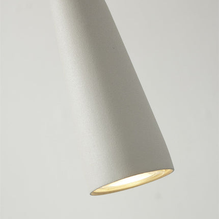 Détail du spot GU10 orientable de la suspension Bordeaux, lumière chaude allumée