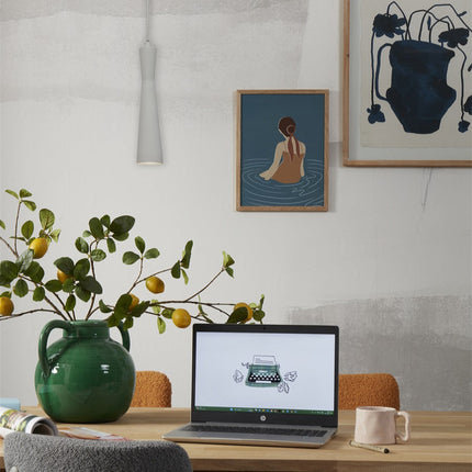 Suspension Bordeaux gris clair au-dessus d'un espace de travail décoré de plantes
