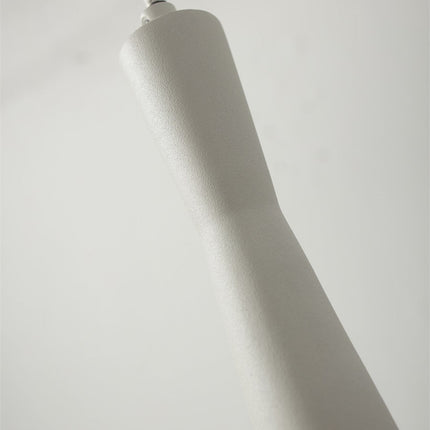 Gros plan sur la finition en fer gris clair mat du corps cylindrique de la suspension