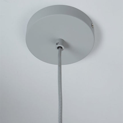 Rosace de plafond gris clair et câble textile de la suspension Bordeaux