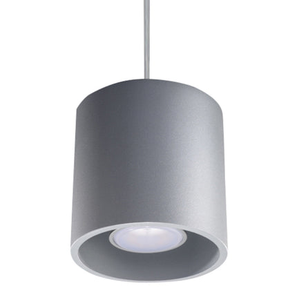 Suspension cylindrique en aluminium gris mat sur fond neutre
