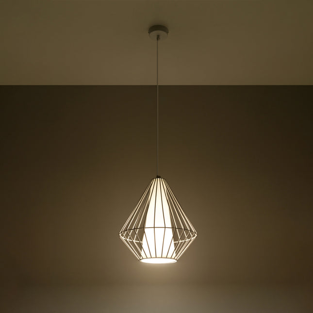 Suspension Demi blanche à abat-jour conique dans un salon scandinave